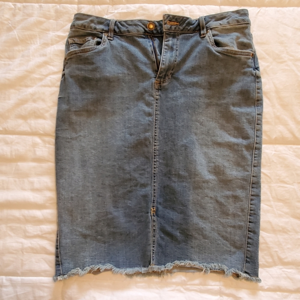 Denim skirt, knee length.